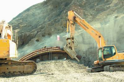 日前，小烏改第三合同段杏花村一號隧道進(jìn)行爆破掘進(jìn)準(zhǔn)備工作。（通訊員孫建兵攝）